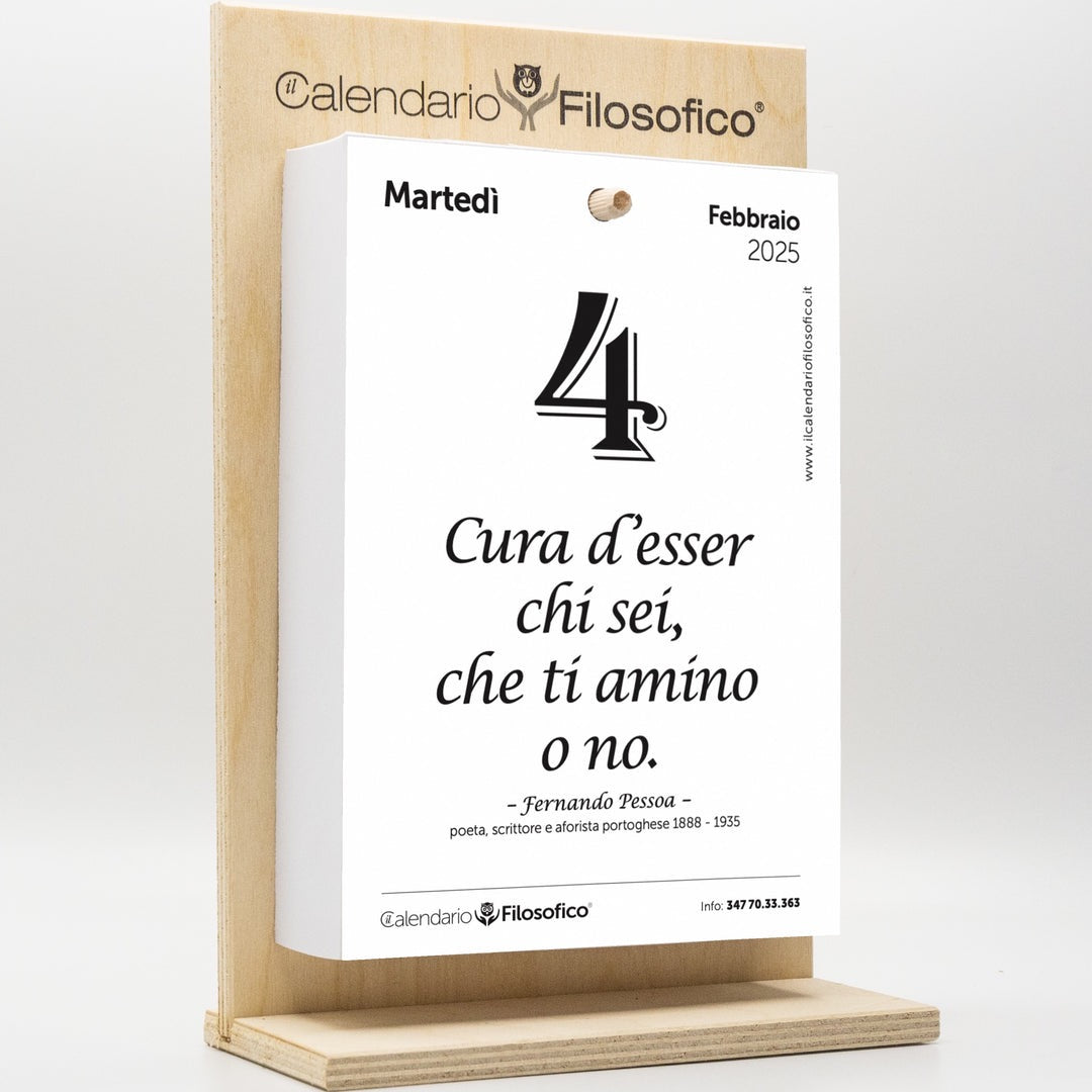 Calendario Filosofico 2025 - A4 GRANDE  21x30 cm - con Supporto in Legno